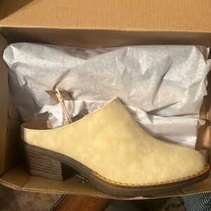 Seven7 size 7, Segovia in milk color. NIB